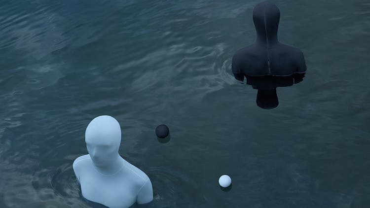 Duas bolas, uma preta e outra branca, sobre a água perto de manequins.