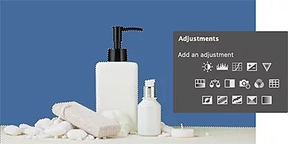 صورة لزجاجة صابون وحاوية زجاجية صغيرة وحجر الخفاف يتم تحديدها في Adobe Photoshop مع ظهور لوحة أداة Adjustments (عمليات الضبط) فوقها