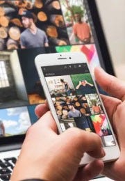 Prim-plan cu editarea unei fotografii pe un telefon