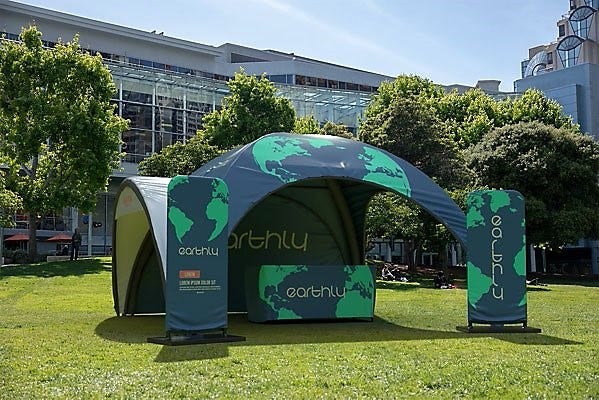 Randare 3D a unei vizualizări ambientale a amplasării unui cort Earthly înainte de un eveniment