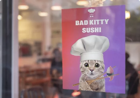 Ett foto av en affisch på ett fönster som skapats genom att blanda två bilder.