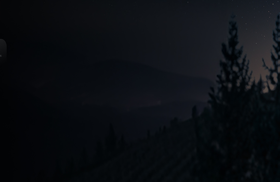 Čriček na veji z vinogradom v ozadju in prekrivnimi zvočnimi valovi, ki nakazujejo uporabo generatorja zvočnih učinkov za ustvarjanje zvoka čričkov.