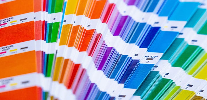 ภาพระยะใกล้ของตัวอย่างสี Pantone