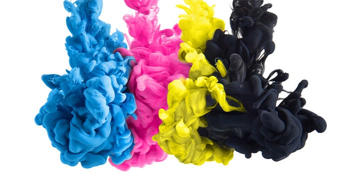 ภาพการระเบิดของสีฟ้า สีแดงอมม่วง สีเหลือง และสีดำ