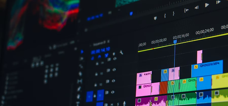 มุมมองด้านข้างของหน้าจอที่เปิด Adobe {{premiere}} ซึ่งกำลังทำการแยกเสียงจากวิดีโออยู่