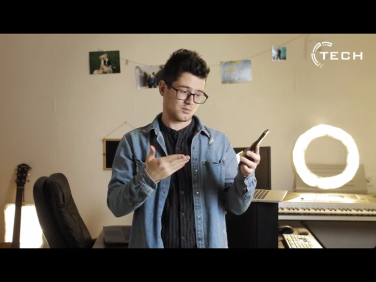 ภาพถ่ายผู้ชายที่กำลังบันทึกวิดีโอฝึกอบรมสำหรับการตลาด