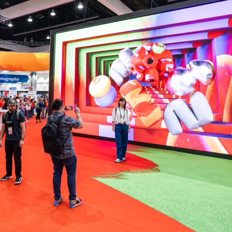 Adobe MAX'te kendi fotoğraflarını çeken katılımcılar, Resim