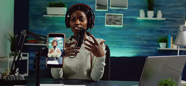 Podcast videosu çekmek için cep telefonu kullanan kişinin fotoğrafı