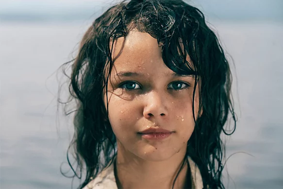 Bir kişinin yüzünün portre fotoğrafı. Nokta Düzeltme Fırçası aracı kullanılarak kişinin yüzündeki bir saç teli giderilmiş.