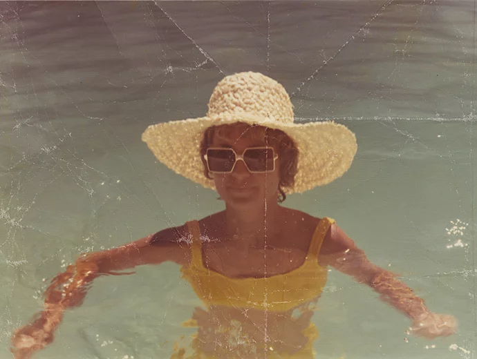 Bir kişinin eski ve zarar görmüş bir fotoğrafı ve yanında aynı fotoğrafın restore edilmiş versiyonu