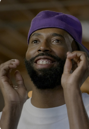 一張顯示 Premiere Pro 中「生成式延伸」功能用於延伸影片的影像。