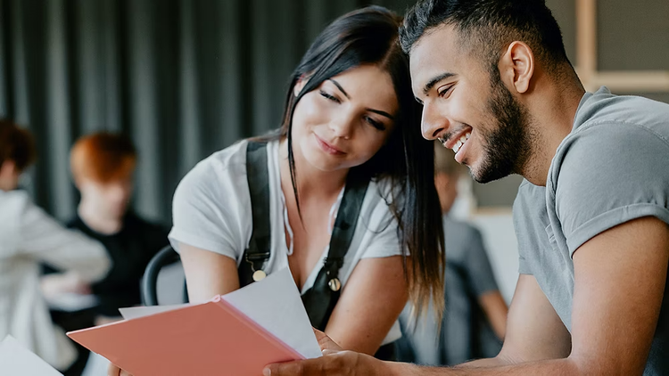 兩位專業人士討論電影製作過程