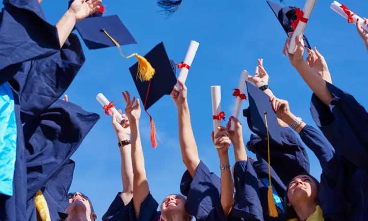 15 Graduation photoshoot and picture ideas for social media