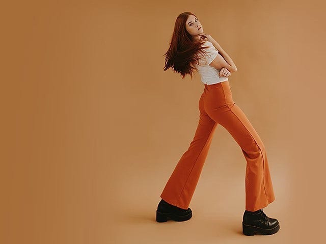 Một người phụ nữ đang tạo dáng chụp ảnh chân dung