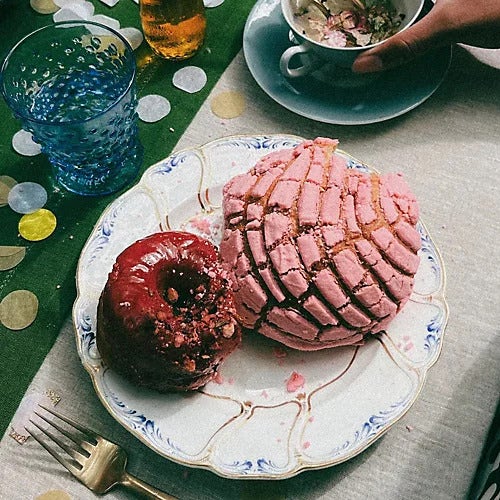 bánh ngọt màu đỏ và hồng